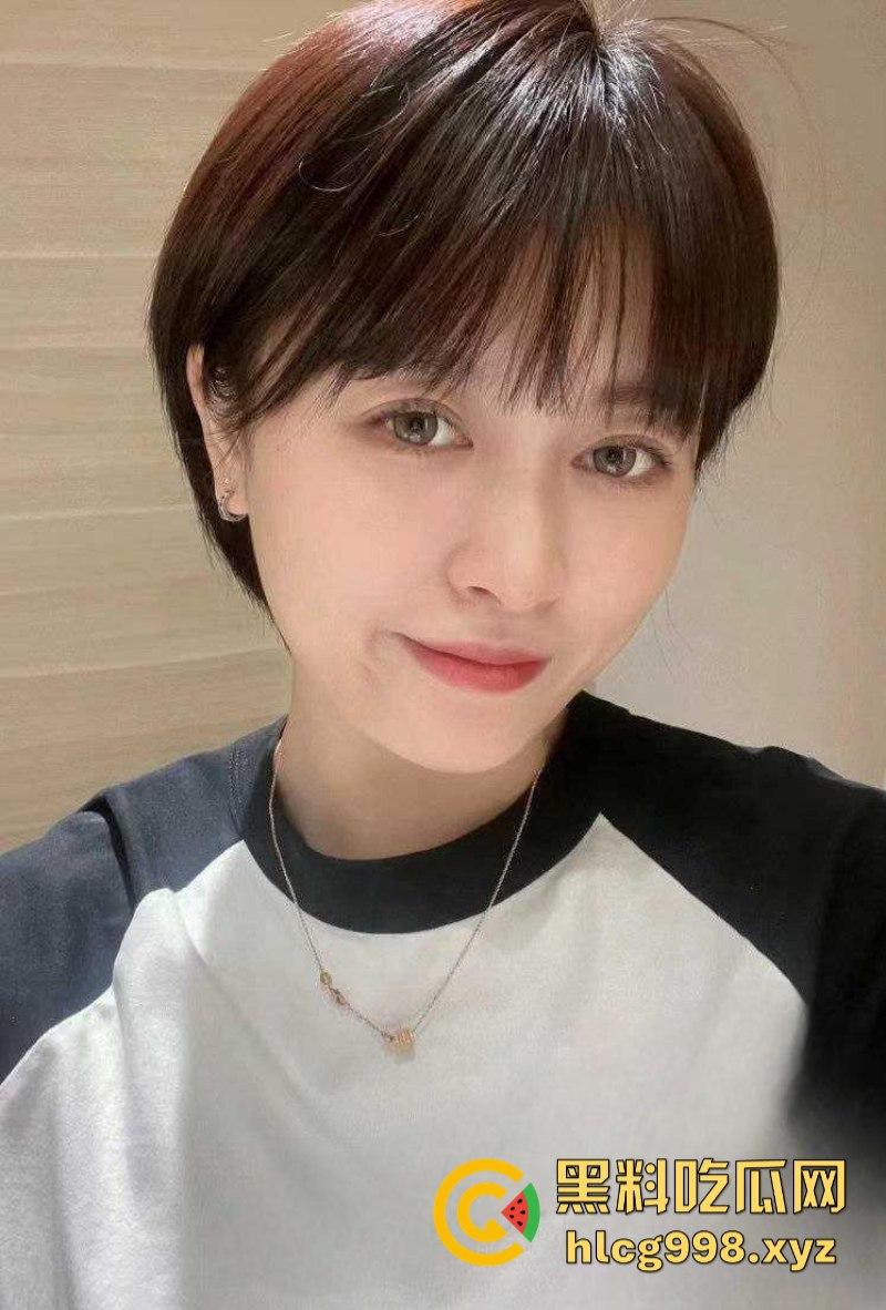 上海公务员【Ivy未央】曾在推特售卖户外露出视频 外秀内骚 各种漏出 现已改行时政评论!绝版资源且看且珍惜-2