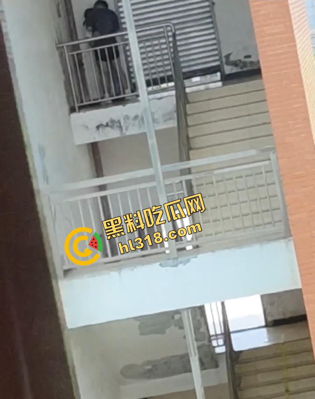 四川仁寿二职中学楼梯活春宫曝光，学生下课十分钟都憋不住，教学楼角落让女友当场口交，光天化日就敢玩！-7