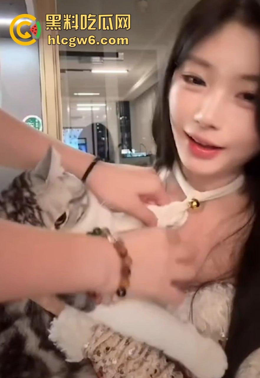 抖音376万粉丝网红『陈佳琪 』直播猫咪突然偷袭掀衣脱奶，白嫩巨乳一秒震撼全网，这意外太香了！-12