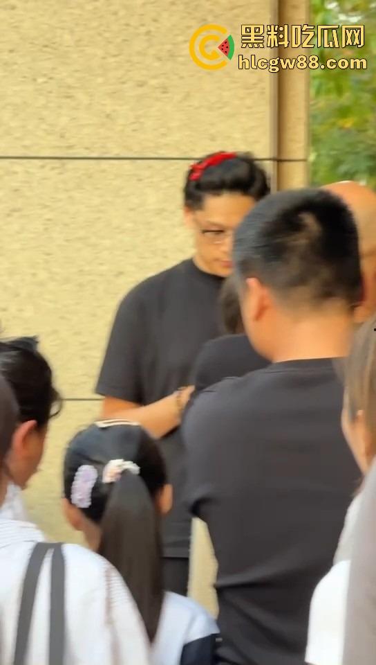 佛山小区惊现高端住宅墓园,业主直接把家改成骨灰堂,邻居吓得不敢回家,这TM谁顶得住?-11