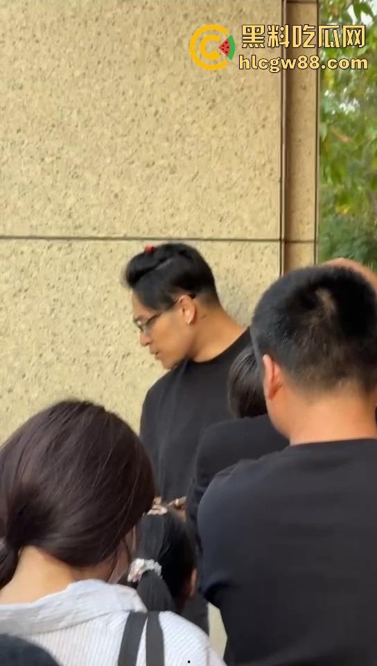 佛山小区惊现高端住宅墓园,业主直接把家改成骨灰堂,邻居吓得不敢回家,这TM谁顶得住?-12