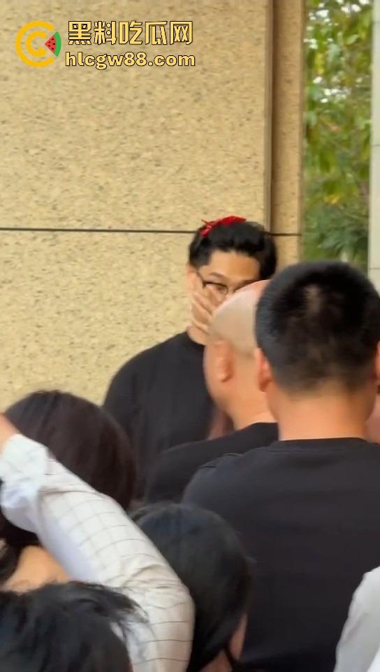 佛山小区惊现高端住宅墓园,业主直接把家改成骨灰堂,邻居吓得不敢回家,这TM谁顶得住?-13