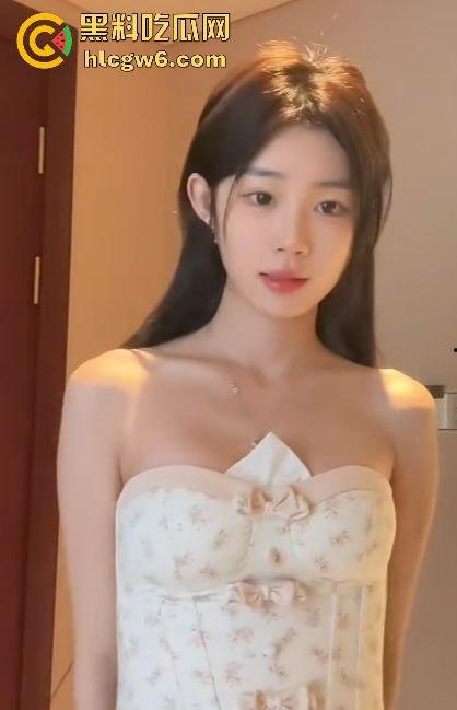 抖音376万粉丝网红『陈佳琪 』直播猫咪突然偷袭掀衣脱奶，白嫩巨乳一秒震撼全网，这意外太香了！-15