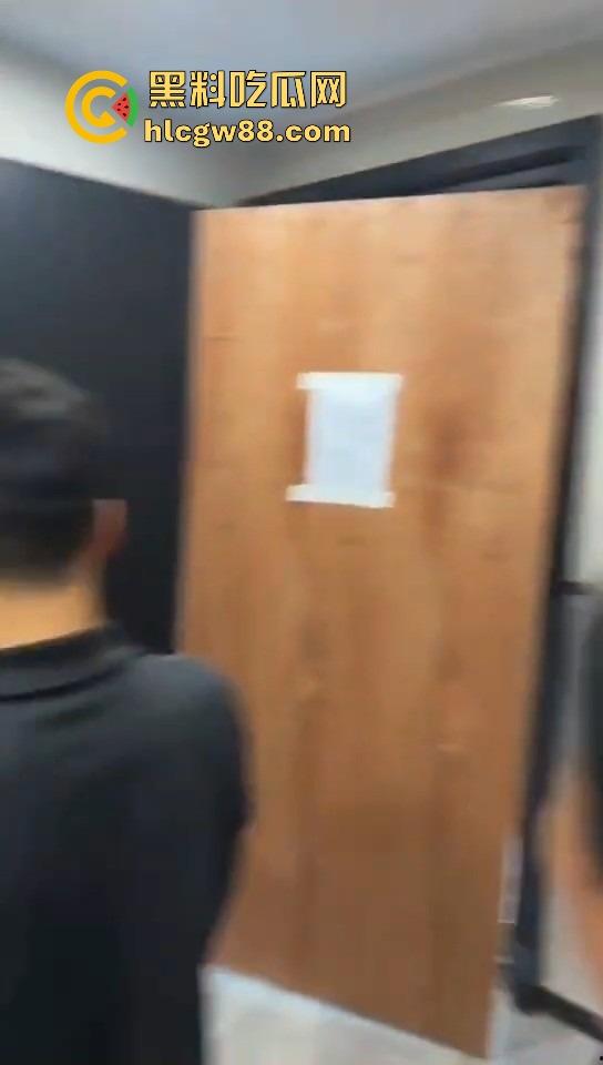 佛山小区惊现高端住宅墓园,业主直接把家改成骨灰堂,邻居吓得不敢回家,这TM谁顶得住?-16