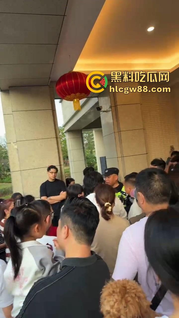 佛山小区惊现高端住宅墓园,业主直接把家改成骨灰堂,邻居吓得不敢回家,这TM谁顶得住?-20