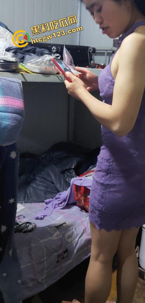 工地佬实拍投稿，简陋铁皮棚里实战啪啪，全程无隔音，骚女微露脸叫到外头都听见，虽不完美但骚得真实！-3