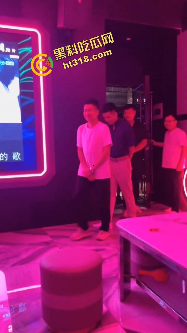 富婆KTV男模选秀,台上一群丑男只要带个鸡巴就能上,富婆有钱也不挑,瓜友们质量都比他们强太多!-1