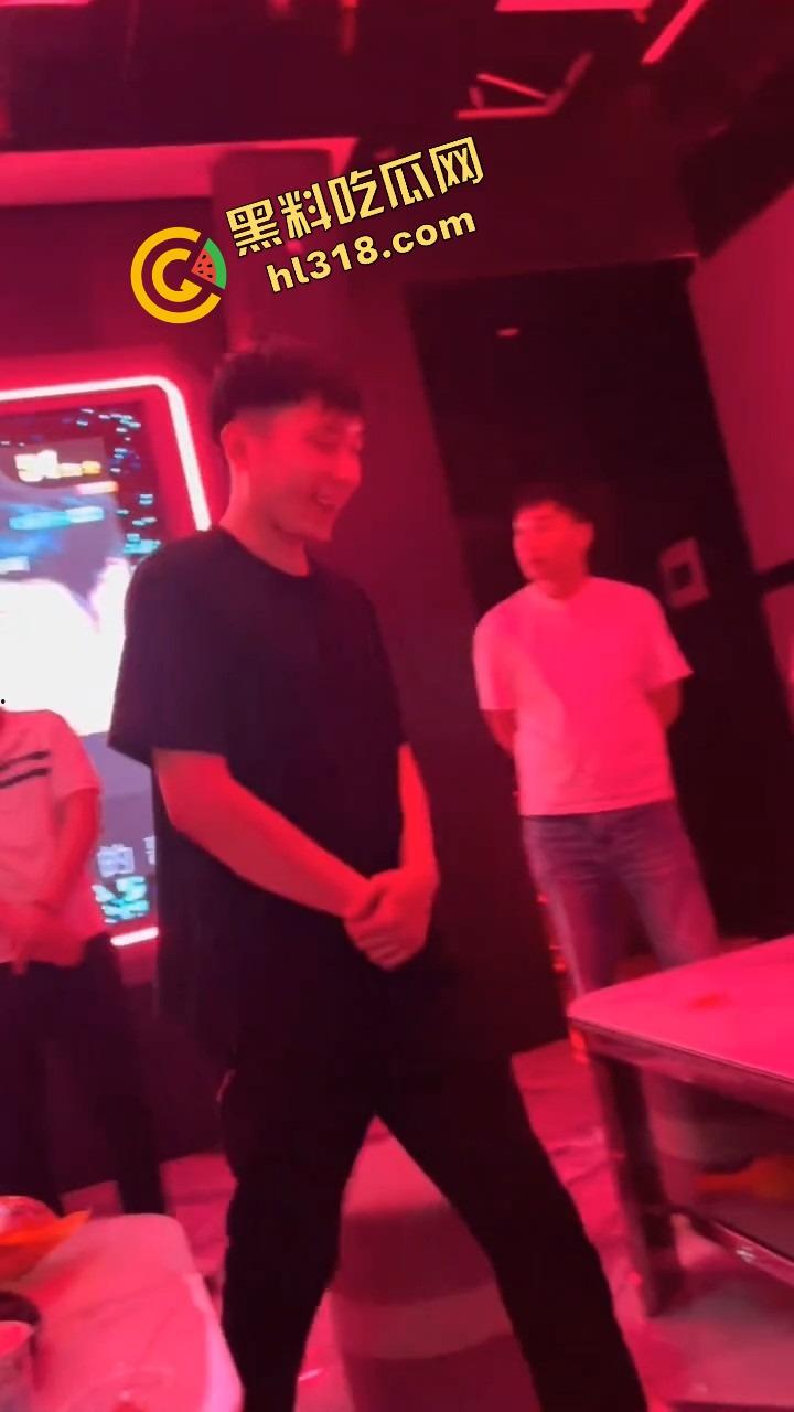 富婆KTV男模选秀,台上一群丑男只要带个鸡巴就能上,富婆有钱也不挑,瓜友们质量都比他们强太多!-7