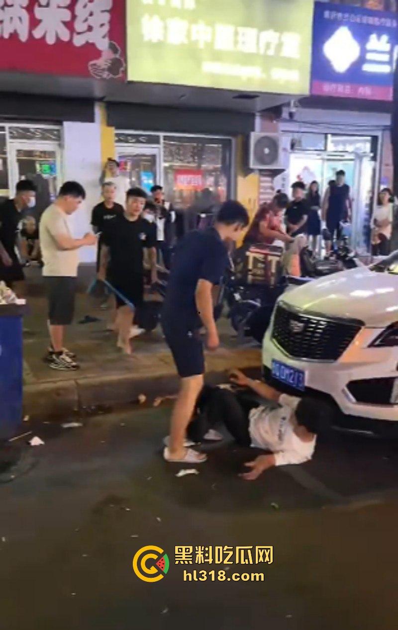 精神小伙当街群殴复仇，多人齐上围殴白衣男子，棍棒齐上招招致命直击要害，还上演了爱尔兰飞踢！-1