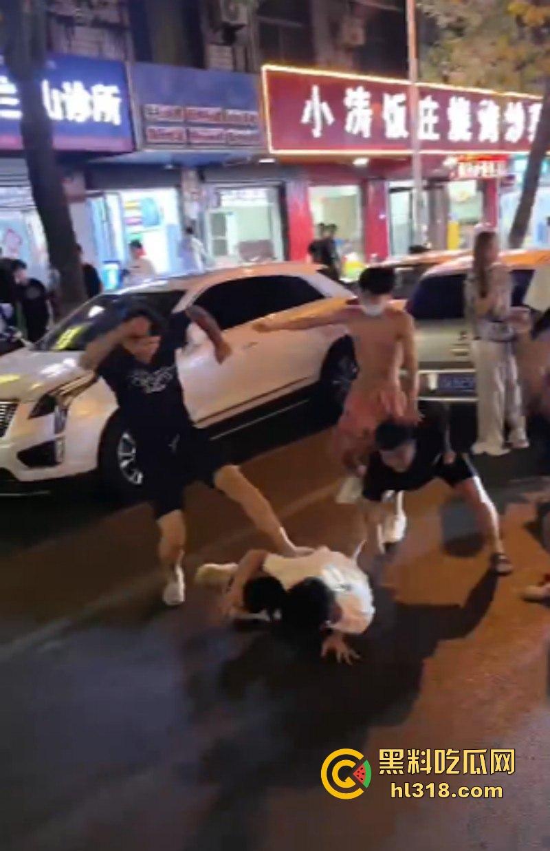 精神小伙当街群殴复仇，多人齐上围殴白衣男子，棍棒齐上招招致命直击要害，还上演了爱尔兰飞踢！-2