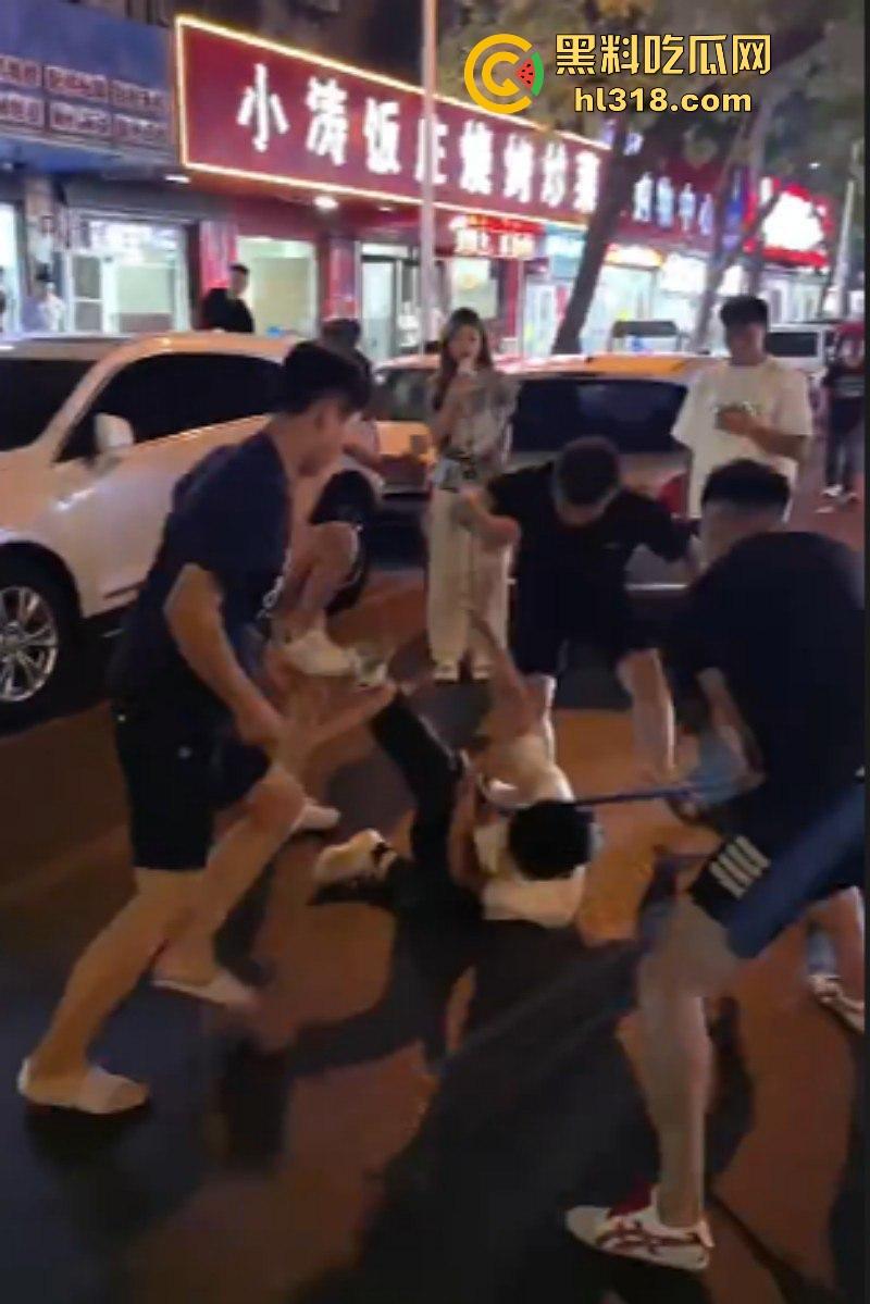 精神小伙当街群殴复仇，多人齐上围殴白衣男子，棍棒齐上招招致命直击要害，还上演了爱尔兰飞踢！-3