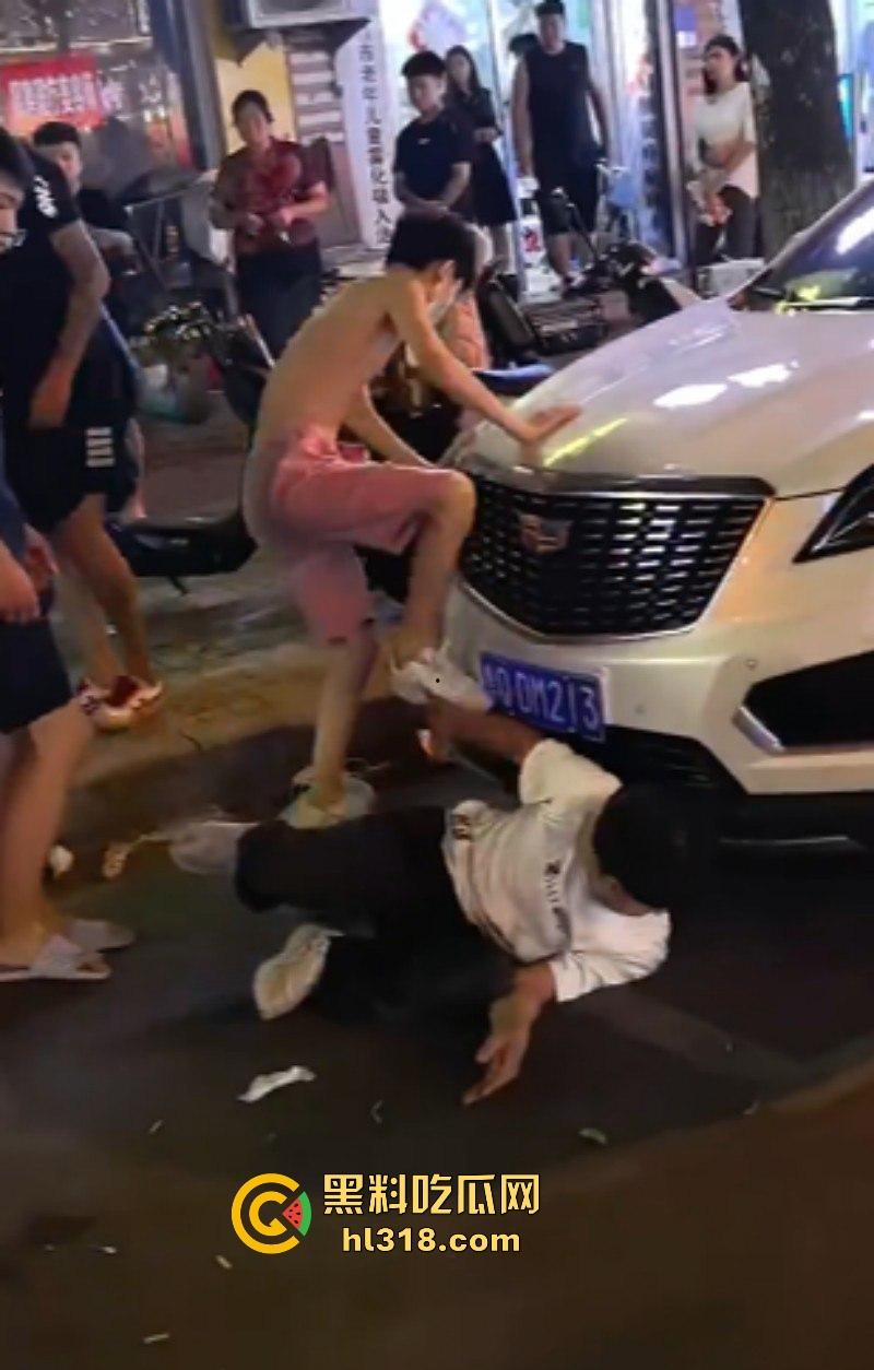 精神小伙当街群殴复仇，多人齐上围殴白衣男子，棍棒齐上招招致命直击要害，还上演了爱尔兰飞踢！-6