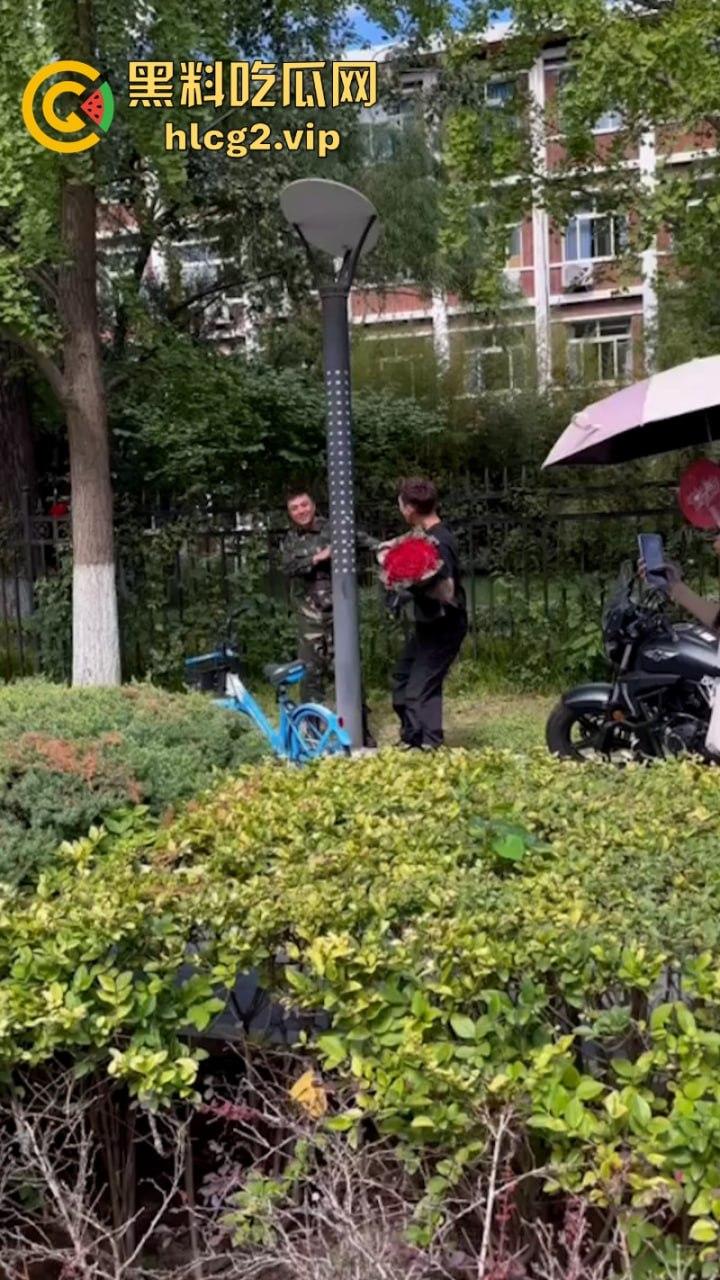 从震惊到无语：男生手捧玫瑰表白男教官 当街牵手惹众人激动跳脚！-6