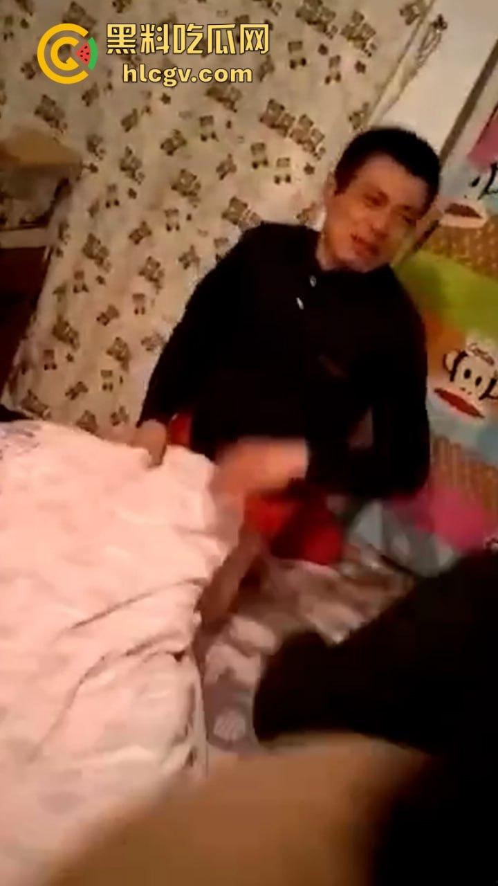 男子谎称上夜班实则密会情人 河南许昌一女子带娘家人全家出动抓奸夫淫妇 两个狗男女都被打哭了-1