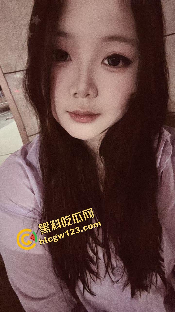 抖音『鹅妈妈』主播连麦，05后男大粉丝背着舍友宿舍厕所里狂撸，边打飞机边喊妈妈你太美啦！-4