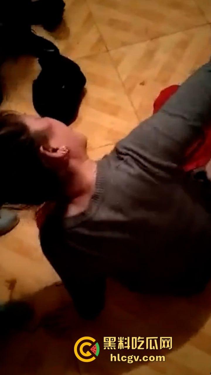 男子谎称上夜班实则密会情人 河南许昌一女子带娘家人全家出动抓奸夫淫妇 两个狗男女都被打哭了-4