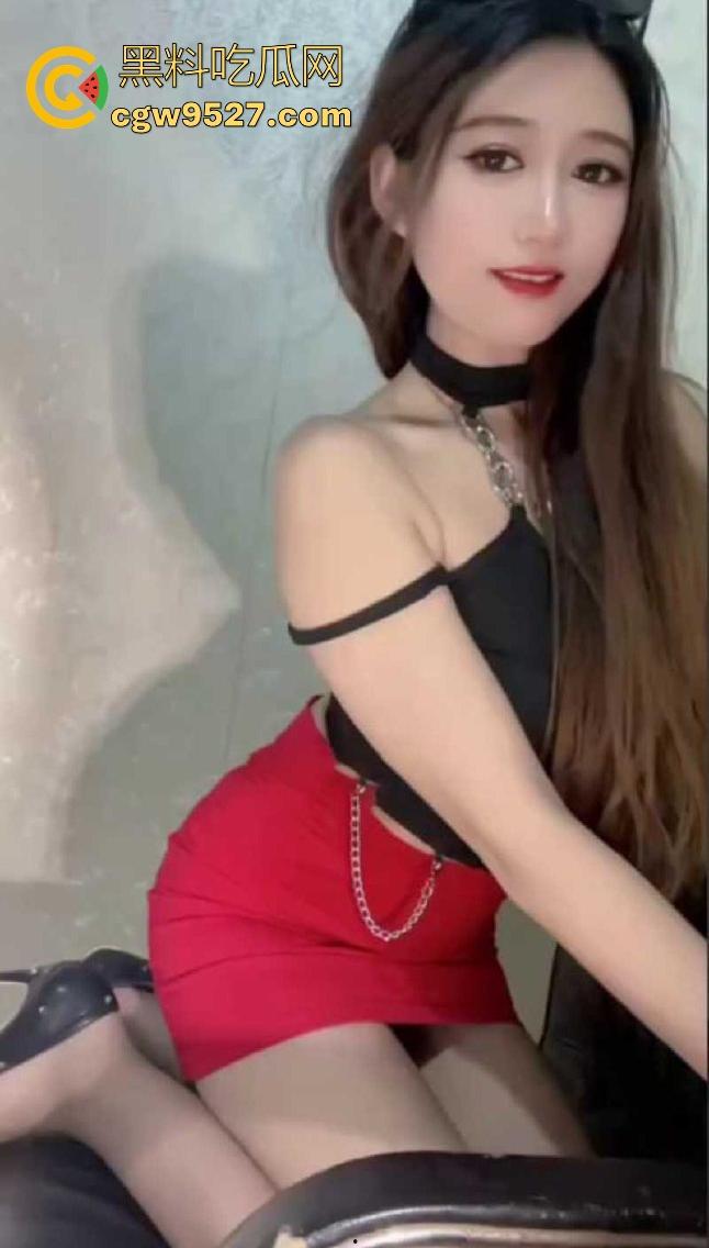 广西艺校清纯嫩妹【魏佳琪】调教视频流出，露脸跪地口交，主动上位骑乘榨精，校园女神秒变反差小母狗！-1