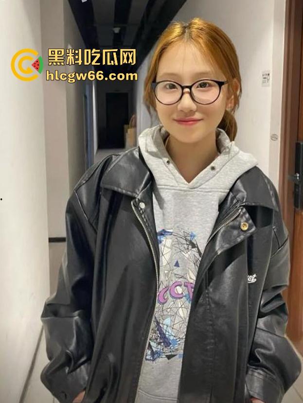 泉州师范学院【李佳宜】巨乳反差眼镜妹 大尺度风骚自慰视频流出 眼镜婊真是骚到没边了！-5