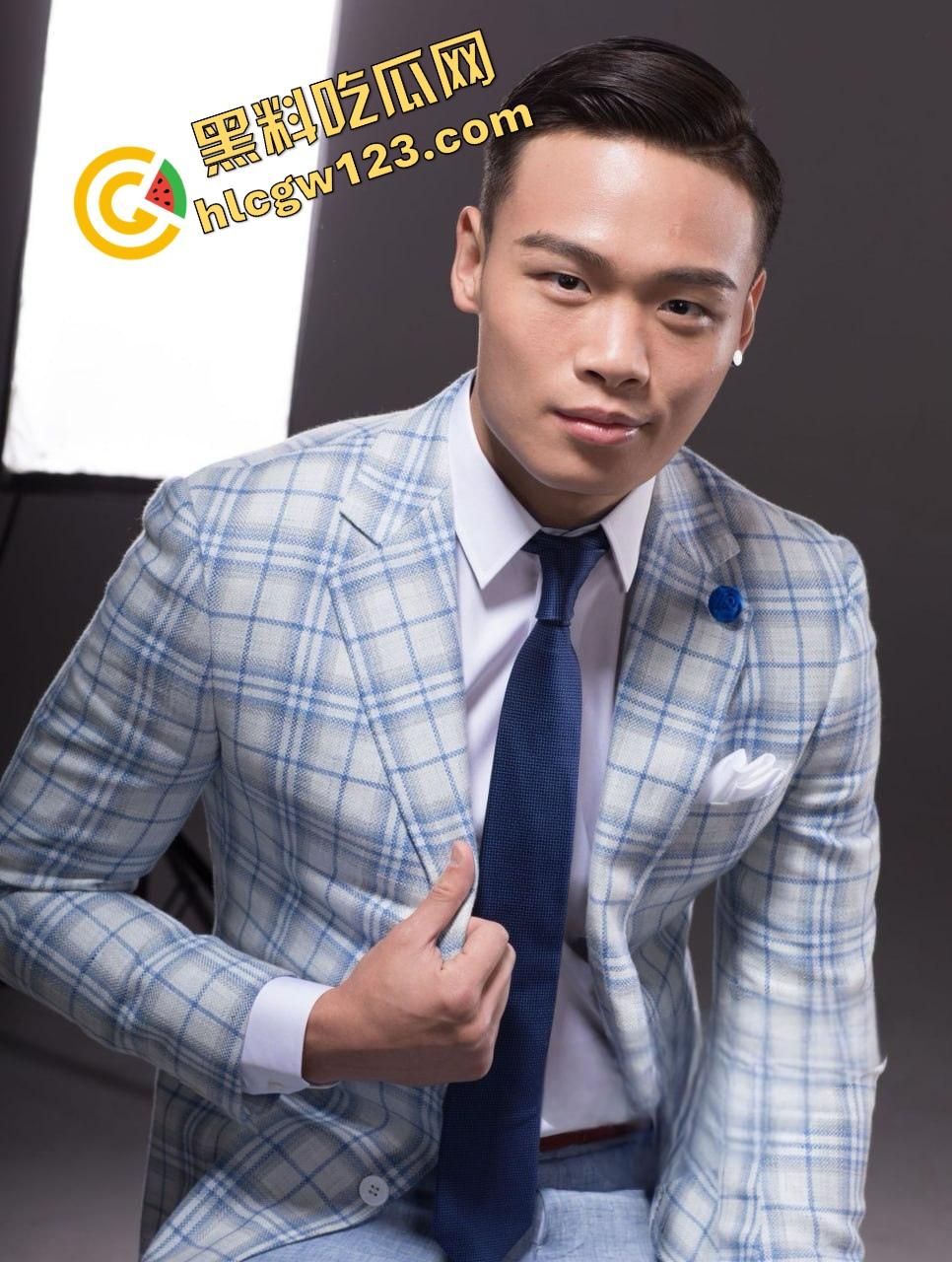 拳王变拳交王？香港猛男【罗祖胜】被爆3P操骚模，奶子像蜜桃，双飞玩疯了奶被打得啪啪响！-4