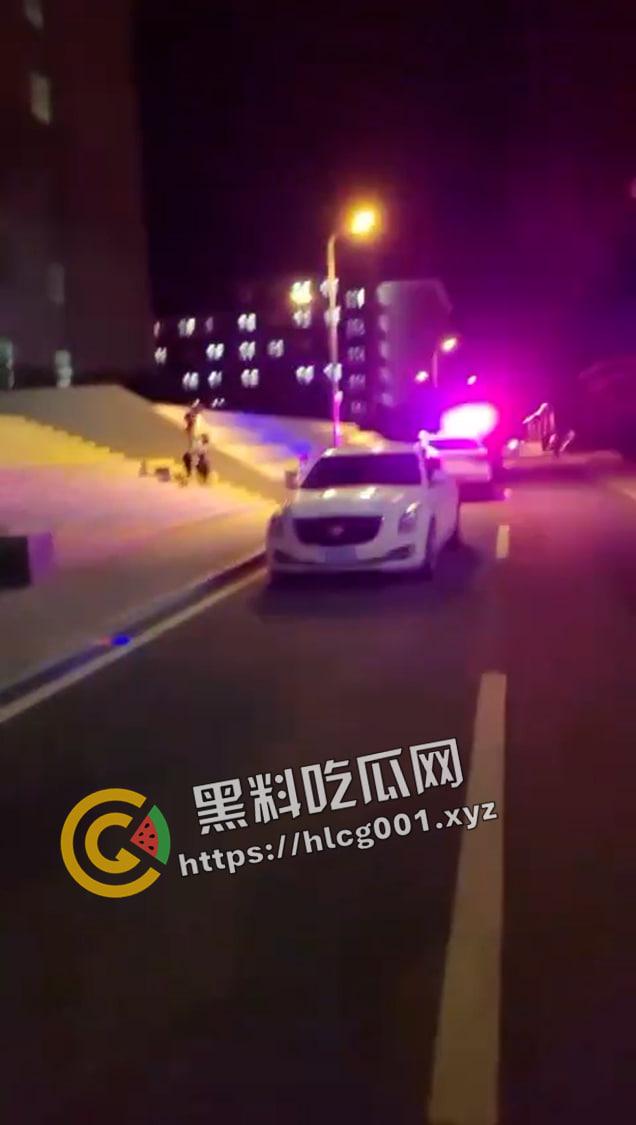 集宁师范学院裸女大闹男生宿舍楼!分手后精神崩溃 一丝不挂大战男生宿舍 小仙女发飙了还给大家看奶子-7