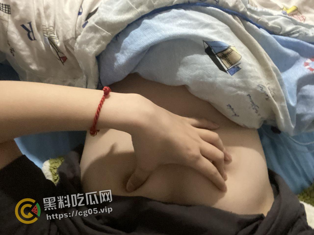 荆楚理工学院【何冰柯】被同班同学假装网友网调成功 写字 捏胸 做任务拍视频  殊不知主人就在旁边看着-8