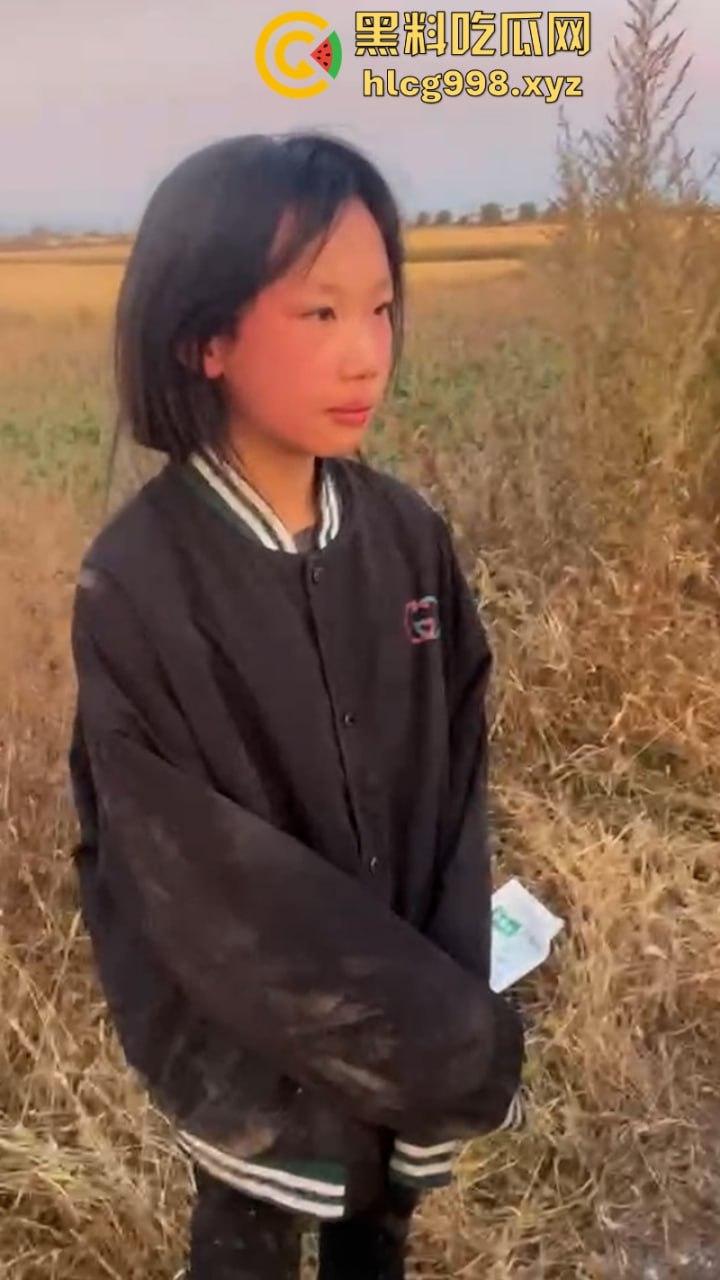 山西女生野外遭7人围殴 视频曝光长达5分钟打骂虐待 真是一群畜生！-2