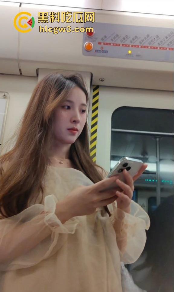 地铁上抄底大长腿小姐姐 被发现偷拍吓得用手机挡脸，哥们运气好没被请进喝茶！-4