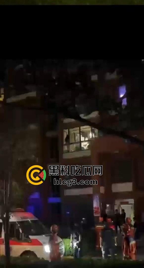 偷情中途翻窗不慎摔下引发大骚动！消防员紧急出动，小区吃瓜群众围观全过程！-3