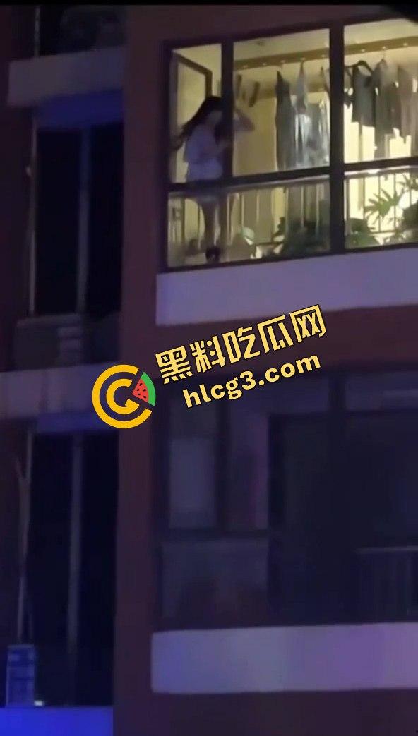 偷情中途翻窗不慎摔下引发大骚动！消防员紧急出动，小区吃瓜群众围观全过程！-5