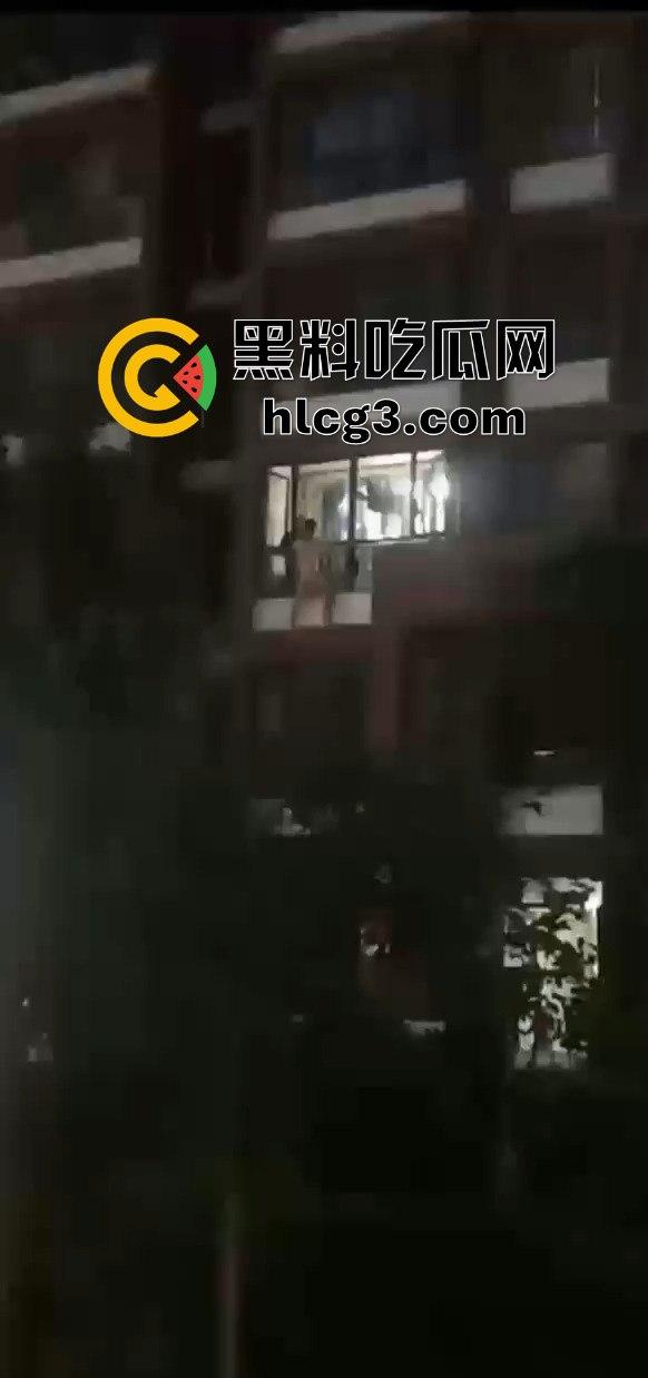 偷情中途翻窗不慎摔下引发大骚动！消防员紧急出动，小区吃瓜群众围观全过程！-8