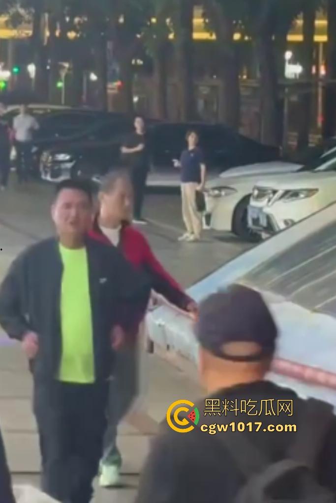 11月17日晚广东珠海拱北火车站突发持刀伤人事件，男子随机追砍路人多人受伤，保安联合警方制服嫌疑人！-2