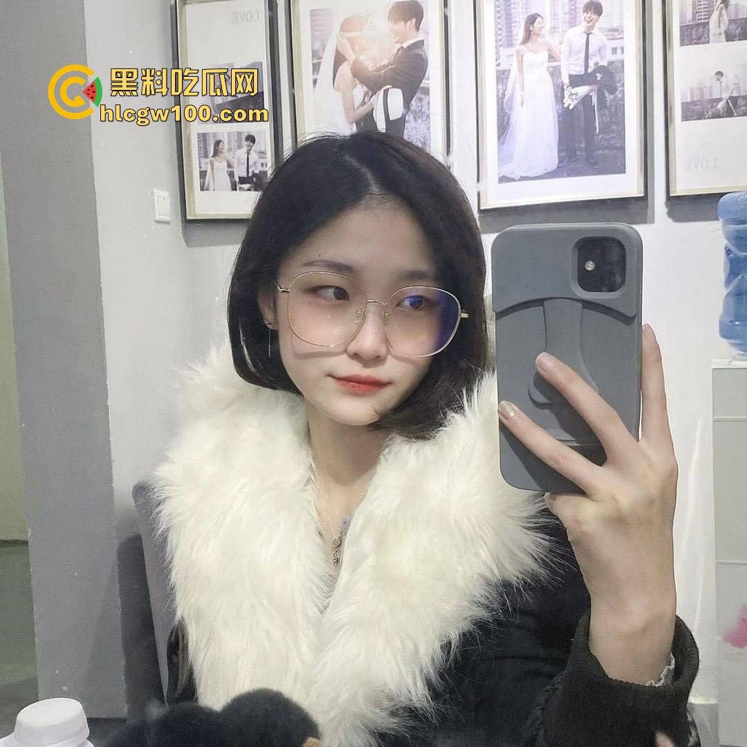 湖南精神小妹【叶怡玉】约炮视频曝光，吃鸡技术性女主无一差评，炮友连连称赞 内容劲爆亮眼！！-1