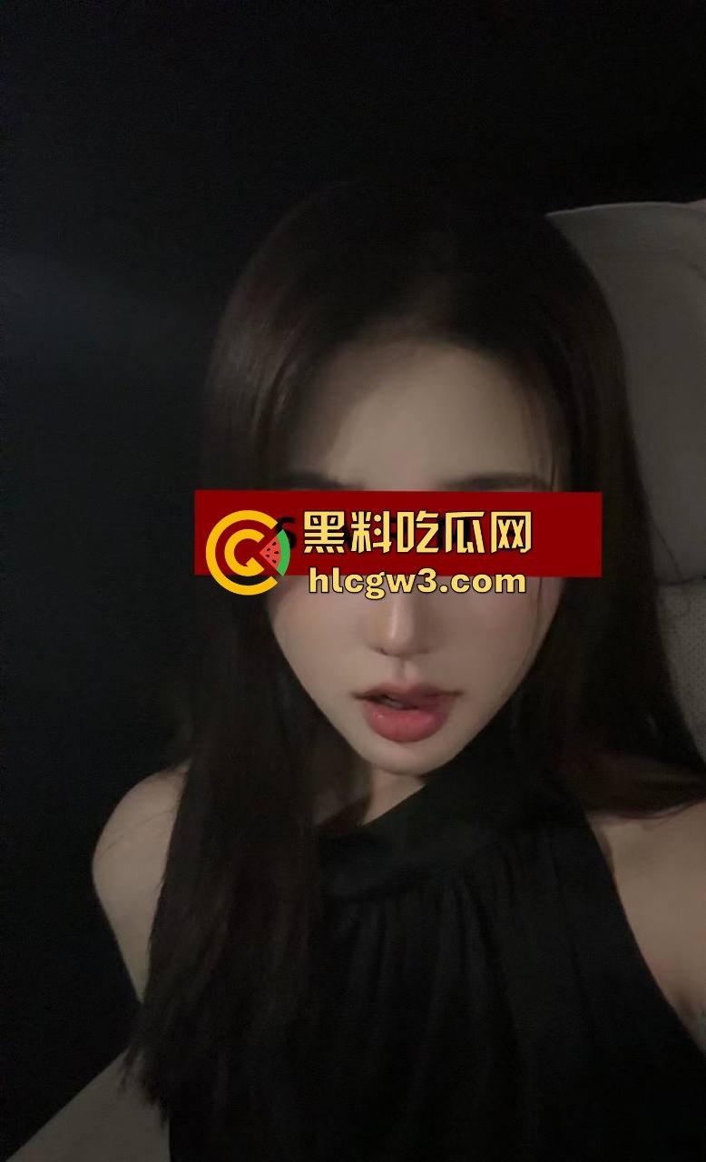 上海极品淫妻【SARMS】玩油丝爆操秀，润滑油湿滑直入骚妻高跟鞋踩射  满屏都是射后的黑丝油光！-3