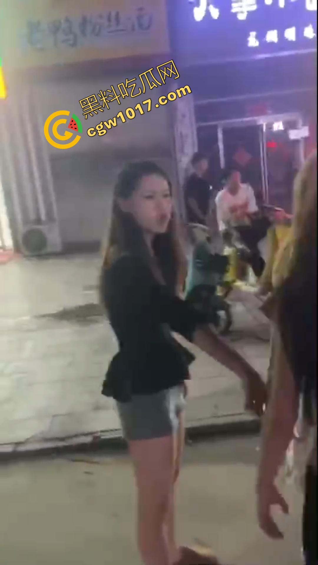 惊心动魄！清纯小仙女街头被围殴！精神小妹狠辣无情，围观群众无动于衷，她们究竟为何如此疯狂？-1