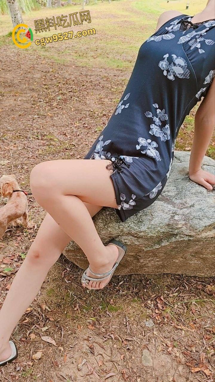 带妹妹去公园遛狗，饥渴的妹妹主动挑逗撩骚，在小树林激情野战，无套内射粉嫩蝴蝶，浪叫销魂酥耳！-2