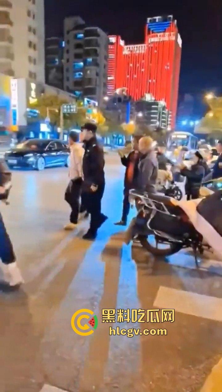 长沙星沙盼盼小学惊现人贩子！两人当街拐孩子，围观群众怒抓跑了一个！-7