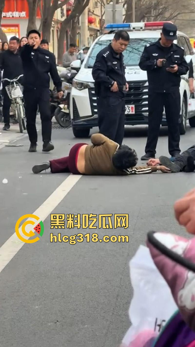 儿子为小三当街对战父母，爸妈泼皮无赖当街撒泼，儿子发疯暴怒当街殴打，这是要把儿子送进去啊！-7