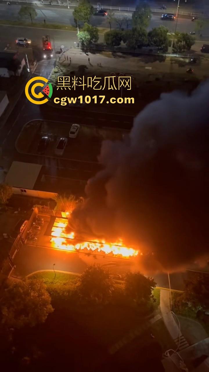 广东韶关碧桂园天玺湾，电动车充电自燃着大火，又是电动车着火，不管是在路上还是停车场真得离电车远点！-2