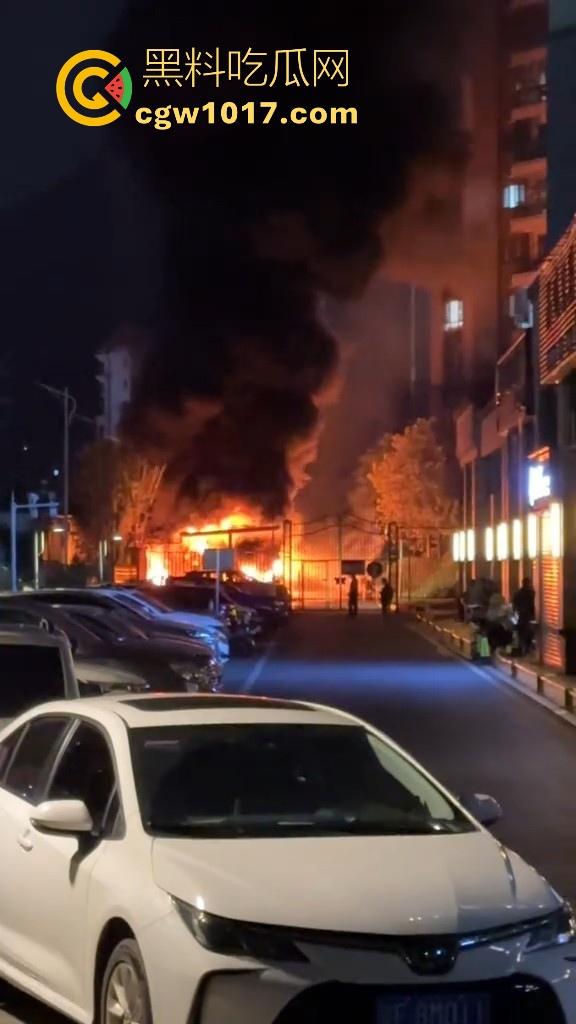 广东韶关碧桂园天玺湾，电动车充电自燃着大火，又是电动车着火，不管是在路上还是停车场真得离电车远点！-3