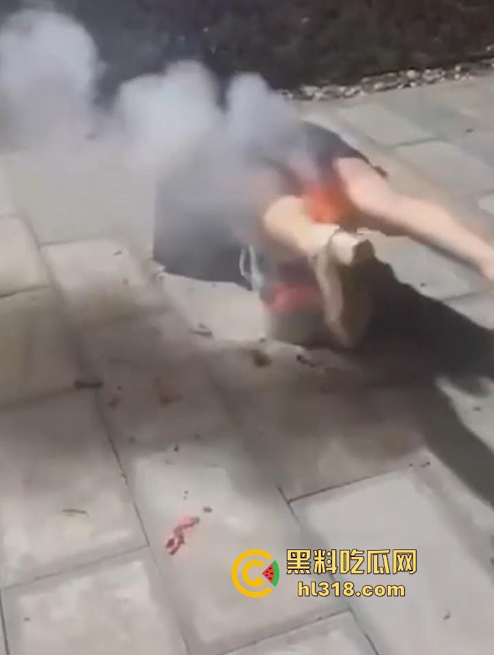 强中自有强中手,火烧逼已经out了,来看鞭炮炸逼,这逼是真的强!玩的就是真实,真是活久见!-7