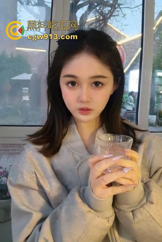 海角大神，尝试与亲妹妹人行天桥上刺激野战，全方位打桩被湿滑蜜舌榨干，真的太刺激了！-2