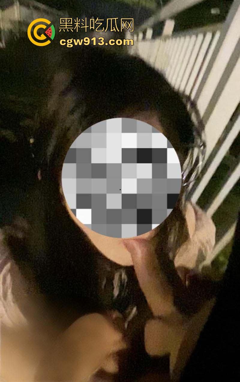 海角大神，尝试与亲妹妹人行天桥上刺激野战，全方位打桩被湿滑蜜舌榨干，真的太刺激了！-10