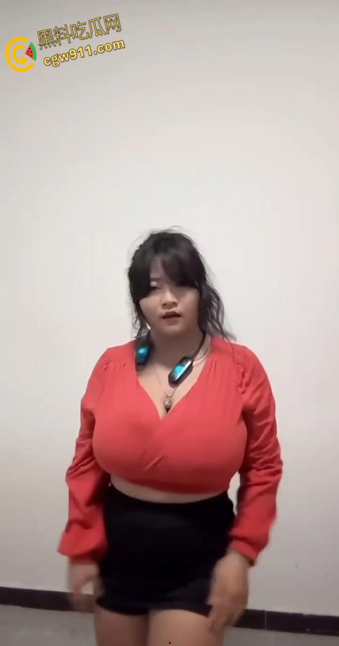快手网红【毛毛酱】,巨乳肥臀骚舞诱惑,奶子晃得像两座山一样,这对大奶比头还大,扑上去咬一口不得爽死!-5