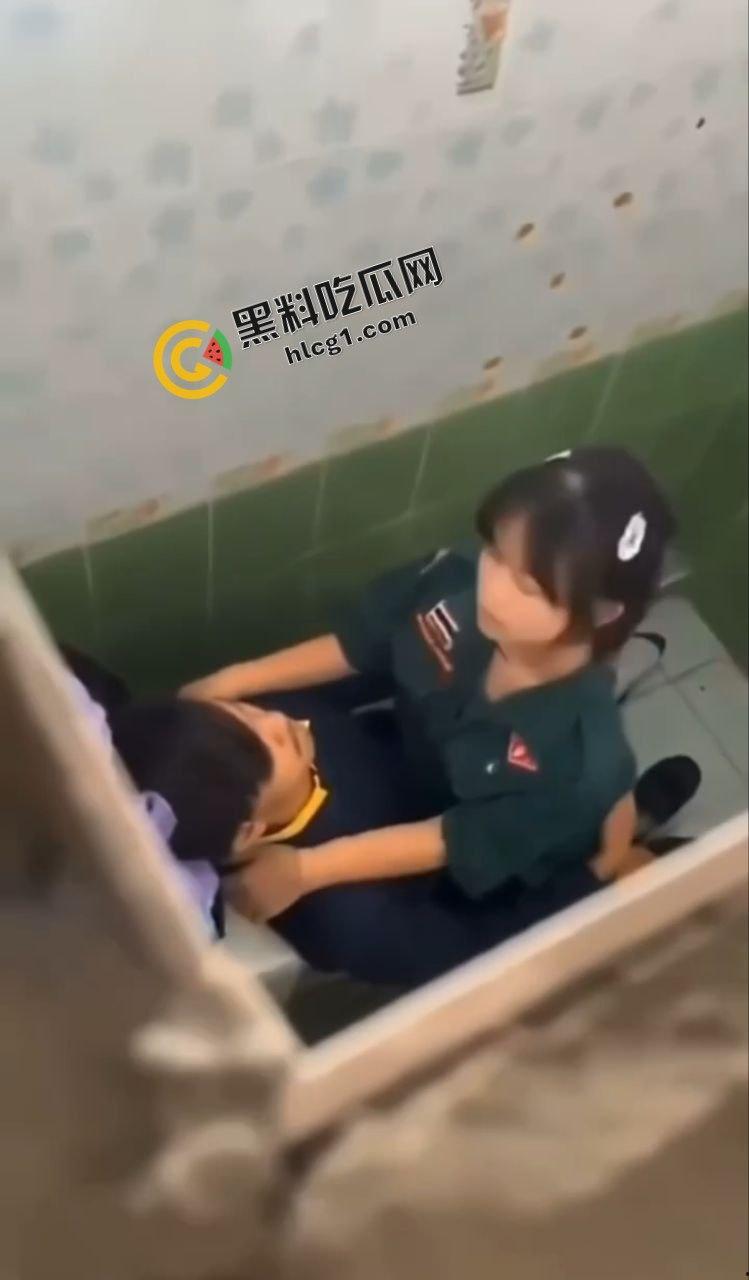 炸裂大瓜！泰国一军校 饥渴小情侣厕所双人运动 快活之际惨遭偷拍 视频曝光后女孩轻生-4