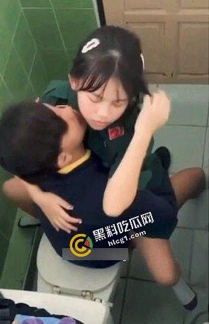 炸裂大瓜！泰国一军校 饥渴小情侣厕所双人运动 快活之际惨遭偷拍 视频曝光后女孩轻生-6