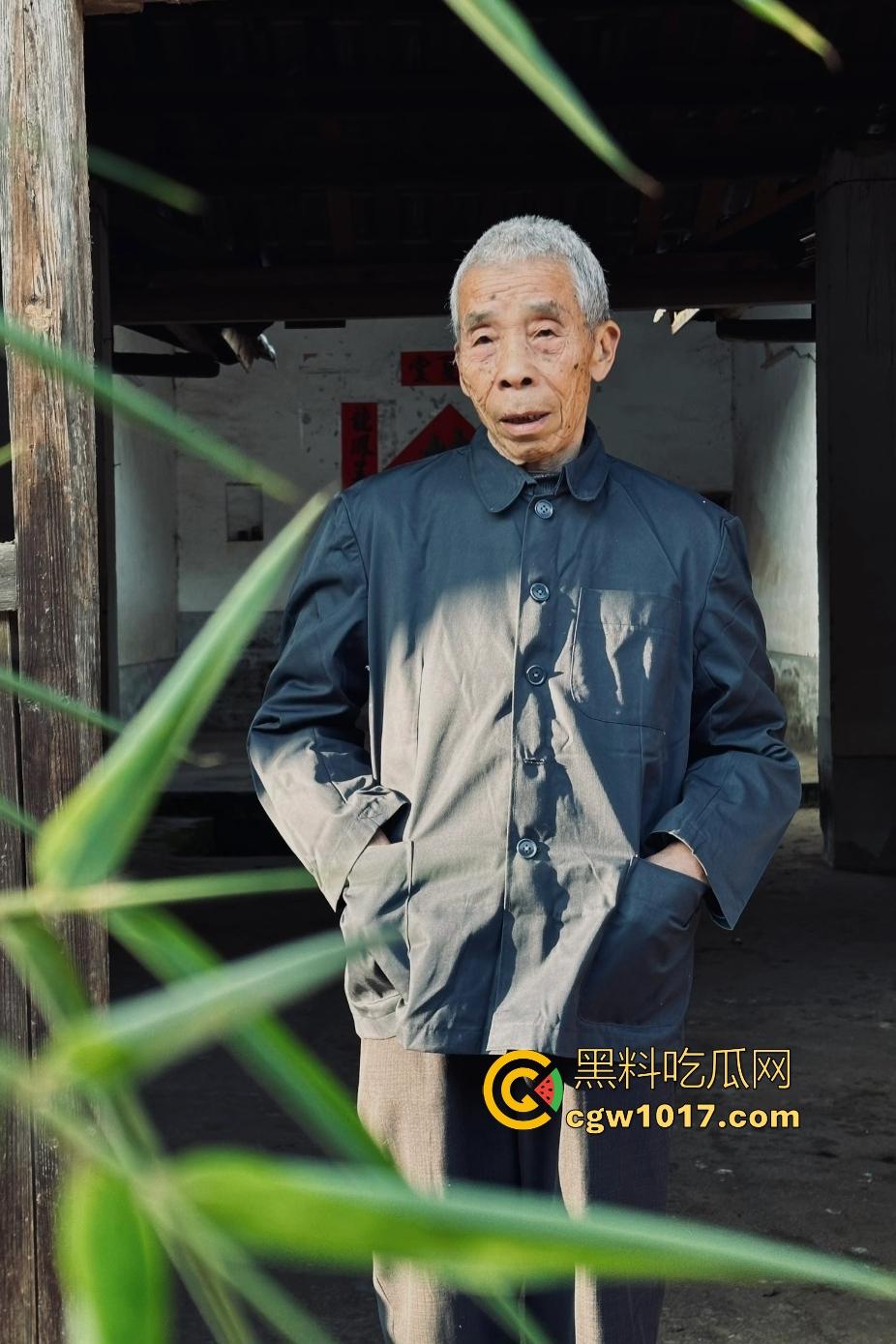 大爷手贱开狗笼被比特犬当场反咬！女主人抱不住狗，大妈大爷拿棍子打像挠痒，比特犬得配上香料才安抚大爷的心！-1