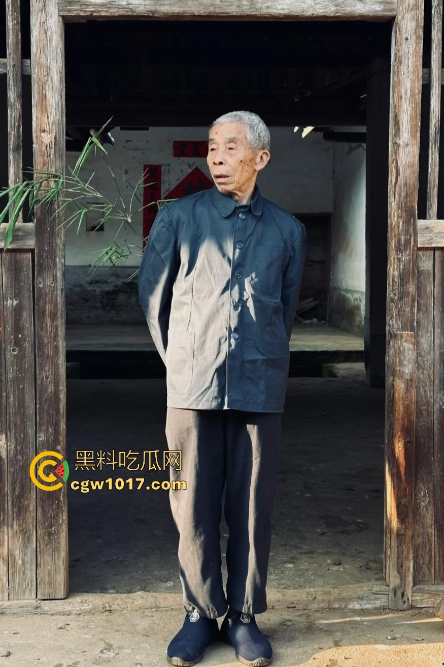 大爷手贱开狗笼被比特犬当场反咬！女主人抱不住狗，大妈大爷拿棍子打像挠痒，比特犬得配上香料才安抚大爷的心！-2