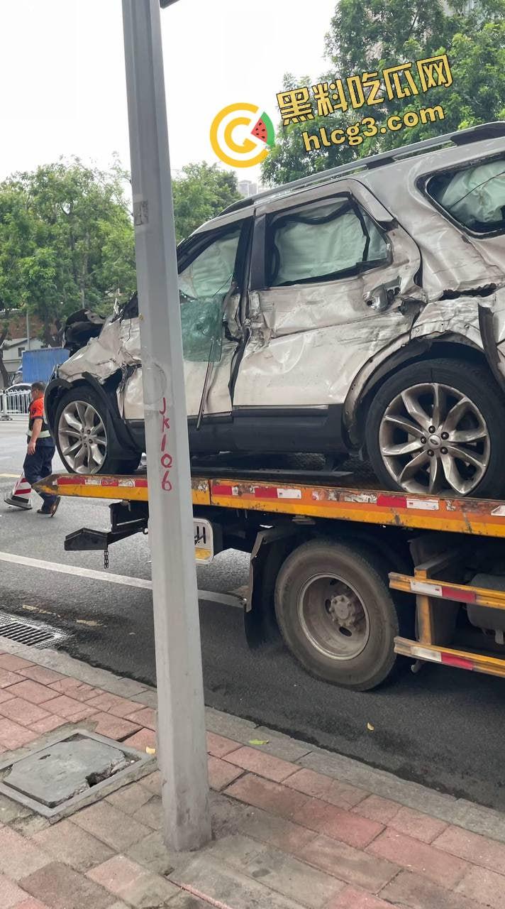 广州比亚迪 宋飞速撞上福特 冲破护栏侧翻在地 两车受损严重 两人受伤！-6