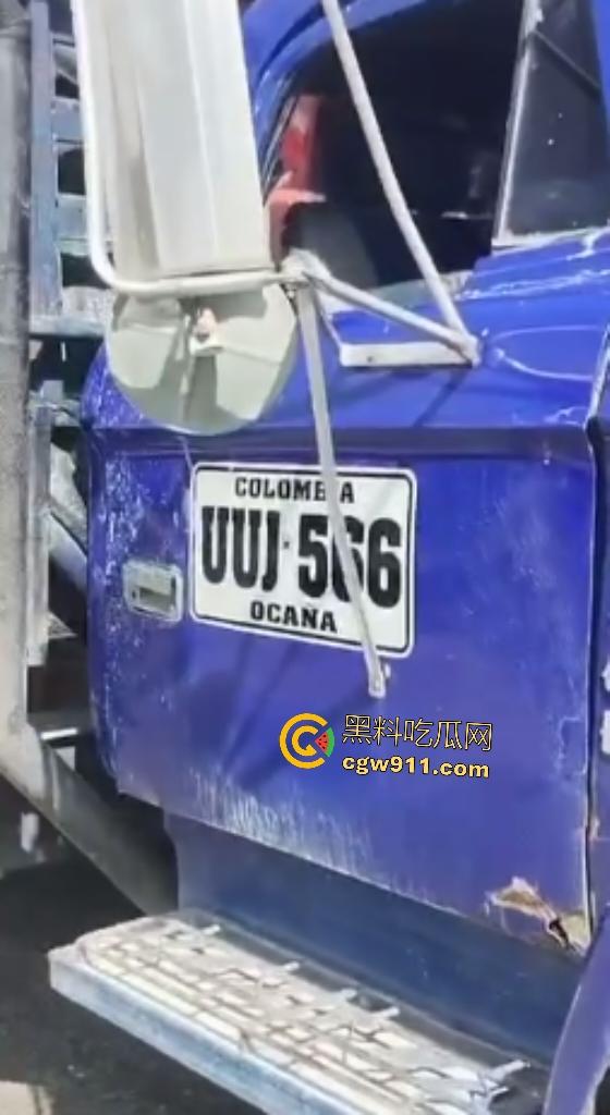 印尼摩托狂飙遭碾压！脑袋头皮刮飞露白骨，摩托吱吱狂响，车祸现场震碎人心，这还能救活吗？-5