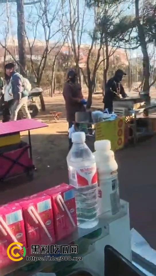 山东日照航海工程职业学院门口卖淀粉肠的摊主惨了！白衣男当街掀摊，城管还是社会哥？-2